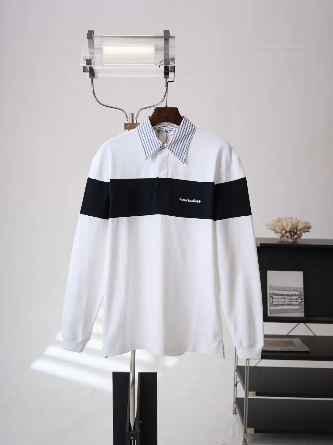 [Real auction] Acne Studios embroidered striped long-sleeved Polo shirt [In Stock] S M L Striped contrasting lapels hide layered ingenuity. Matte soft light covers plain texture. Retro spontaneity and minimalist restraint coexist in a harmonious symbiosis between neat lines, showing relaxed and elegant style. Imported machine embroidery technology is used. Advanced computer control system and precise mechanical parts are used to realize the Acne Studios logo work. High precision. The lines are smooth and delicate. The fabrics have been fermented and washed. They have a better hand feel and texture. They are not easy to deform, shrink or fade. Maintains long-lasting beauty with a loose fit